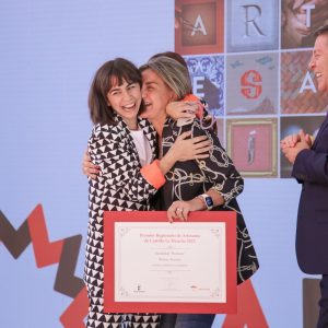 a alcaldesa Milagros Tolón entrega el Premio Regional de Artesanía 2022 en la categoría producto a la ceramista toledana María L. Camisón