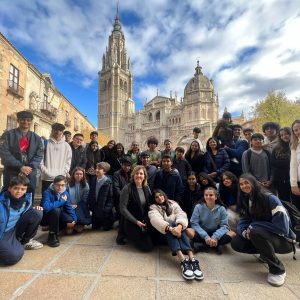 a alcaldesa recibe en el Ayuntamiento a un grupo de estudiantes de India a través del Colegio Santiago el Mayor