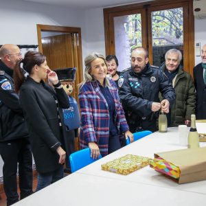 ilagros Tolón brinda con Bomberos, Policía Local y Protección Civil por la salud y la prosperidad para los toledanos en 2023