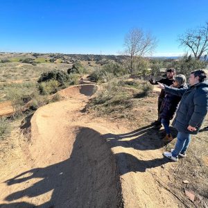 a alcaldesa supervisa el estado de las obras del ‘Bike Park’ que el Ayuntamiento construye en Valparaíso