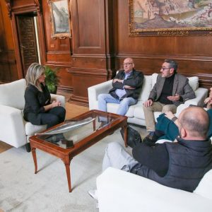 ilagros Tolón mantiene una reunión con la AAVV Santa Teresa y la Asociación de Comercio y Hostelería de Santa Teresa