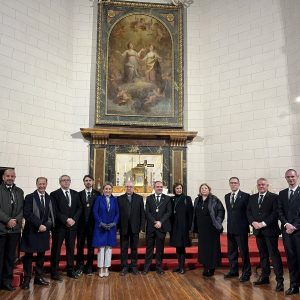 a alcaldesa asiste a la toma de posesión del nuevo Hermano Mayor de la Cofradía de la Santa Caridad