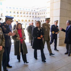 a alcaldesa, en el acto de homenaje a los caídos en la guerra de Ucrania presidido por la ministra de Defensa en la Academia