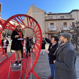 n corazón gigante preside la plaza del Sofer tras la intervención artística organizada por el Ayuntamiento y la Escuela de Arte