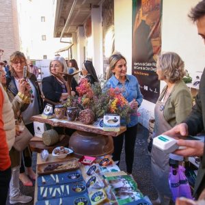 a alcaldesa da la bienvenida al Mercado Gastronómico del Corral de Don Diego