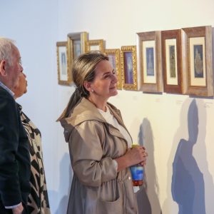 a alcaldesa visita en el Museo de Santa Cruz la exposición de la Fundación del Damasquinado prorrogada hasta el lunes día 10