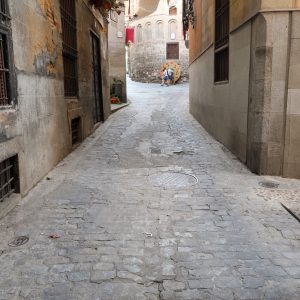 l primer tramo de la calle Alfileritos cortado al tráfico con motivo de las obras de reparación del firme