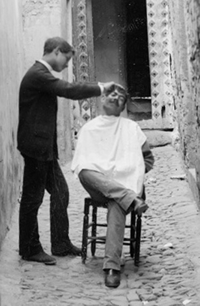 Barbero en el callejón de la Soledad hacia 1890