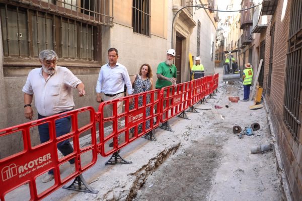 Carlos Velázquez visita obras calle Alfileritos 2.06-08-24