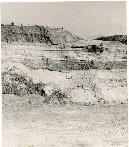 44 - Panorámica de la gravera en cinco cortes publicada en la revista ZEPHYRUS de Salamanca-4_1963