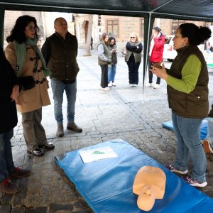 a plaza del Ayuntamiento acoge prácticas de reanimación cardiopulmonar y primeros auxilios